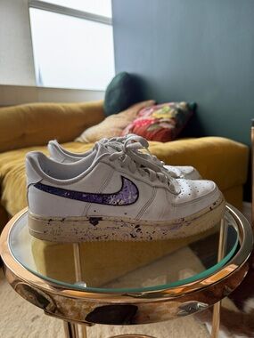 Nike White Low-Top Sneakers with Purple Paint-Splatter Swoosh